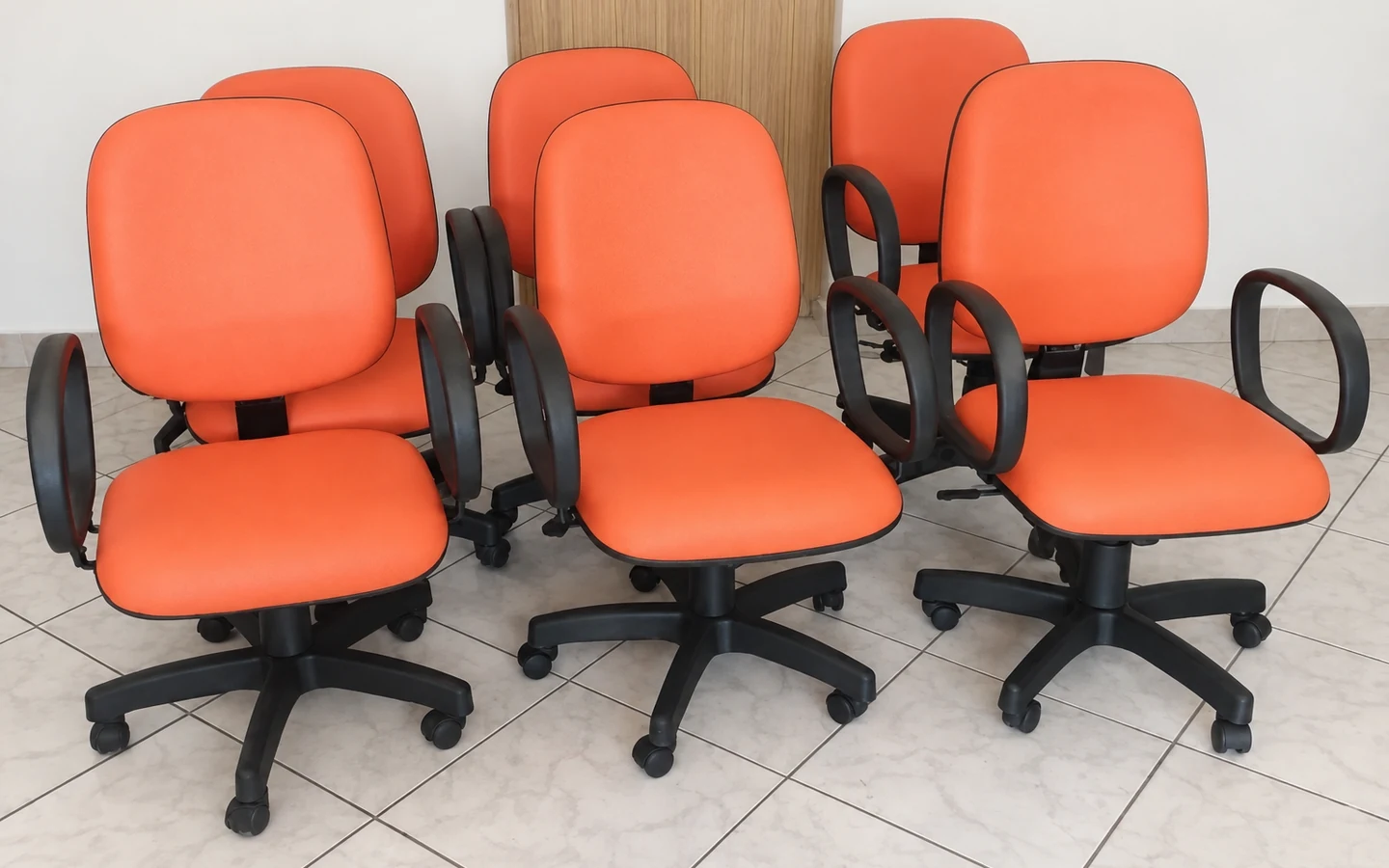 Lote de cadeiras reformadas com estofado laranja pela Restaure